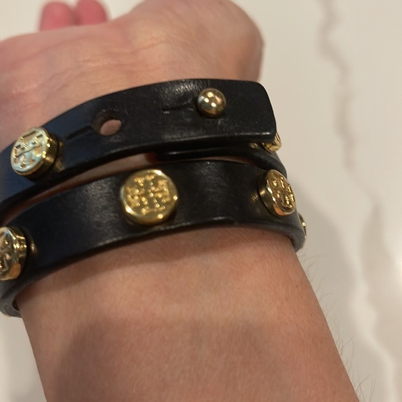 Tory Burch miller raised logo in goldplate, black leather double wrap bracelet. - Picture 3 of 8